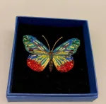 Håndlavet Broche Regnbue sommerfugl, kulørt, alle verdens farver, verden er i farver nu, det bliver godt igen, rainbow, pride, lille somerfugl, Håndlavet Broche Kulørt sommerfugl, farverig, regnbuefarvet, kulørt, farveglad, Håndlavet Broche Blå sommerfugl, sommerfuglebroche, smykker med, smykke med, sommerfugle, eksklusive smykker, specielle, særligt, håndlavey, kunst, kunsthåndværk, broche, naturen, insekter, gaveide, gave, særlig gave, ekstraordinær, smuk, smykker, biti, ribe, unika, one of a kind, limited edition, begrænset oplag, kunstrunden, ribe, vadehavet, nationalpark,