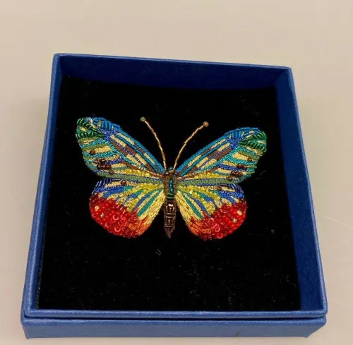 Håndlavet Broche Regnbue sommerfugl, kulørt, alle verdens farver, verden er i farver nu, det bliver godt igen, rainbow, pride, lille somerfugl, Håndlavet Broche Kulørt sommerfugl, farverig, regnbuefarvet, kulørt, farveglad, Håndlavet Broche Blå sommerfugl, sommerfuglebroche, smykker med, smykke med, sommerfugle, eksklusive smykker, specielle, særligt, håndlavey, kunst, kunsthåndværk, broche, naturen, insekter, gaveide, gave, særlig gave, ekstraordinær, smuk, smykker, biti, ribe, unika, one of a kind, limited edition, begrænset oplag, kunstrunden, ribe, vadehavet, nationalpark,
