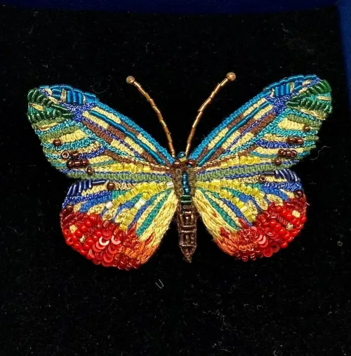 Håndlavet Broche Regnbue sommerfugl, kulørt, alle verdens farver, verden er i farver nu, det bliver godt igen, rainbow, pride, lille somerfugl, Håndlavet Broche Kulørt sommerfugl, farverig, regnbuefarvet, kulørt, farveglad, Håndlavet Broche Blå sommerfugl, sommerfuglebroche, smykker med, smykke med, sommerfugle, eksklusive smykker, specielle, særligt, håndlavey, kunst, kunsthåndværk, broche, naturen, insekter, gaveide, gave, særlig gave, ekstraordinær, smuk, smykker, biti, ribe, unika, one of a kind, limited edition, begrænset oplag, kunstrunden, ribe, vadehavet, nationalpark,