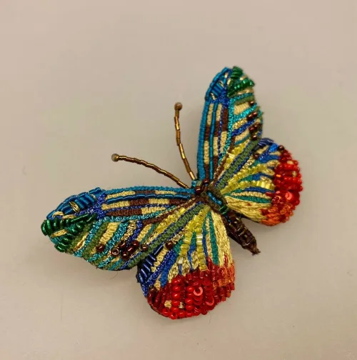 Håndlavet Broche Regnbue sommerfugl, kulørt, alle verdens farver, verden er i farver nu, det bliver godt igen, rainbow, pride, lille somerfugl, Håndlavet Broche Kulørt sommerfugl, farverig, regnbuefarvet, kulørt, farveglad, Håndlavet Broche Blå sommerfugl, sommerfuglebroche, smykker med, smykke med, sommerfugle, eksklusive smykker, specielle, særligt, håndlavey, kunst, kunsthåndværk, broche, naturen, insekter, gaveide, gave, særlig gave, ekstraordinær, smuk, smykker, biti, ribe, unika, one of a kind, limited edition, begrænset oplag, kunstrunden, ribe, vadehavet, nationalpark,