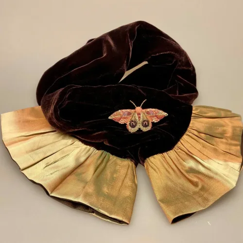 Kort Silkevelour tørklæde med flæse Brunt, mørkebrunt, lilla, olivengrønt, brunt, gyldenbrunt, rust, guldfarvet, feminin, smart, praktisk, klasse, Kort Silkevelour tørklæde med flæse Mørkeblåt, kort, silketørklæde, silkevelour, velourtørklæde, blødt, lækkert, luksus, supersoft, blødt mod halsen, kradser, ikke, lille, feminint, thaisilke, velourtørklæde, flæser, flæsekant, vendbart, biti, ribe, unika, kunsthåndværk, eksklusivt, tilbud, billigt, one of a kind, specielt, biti, ribe, vadehavet, nationalpark, domkirken,