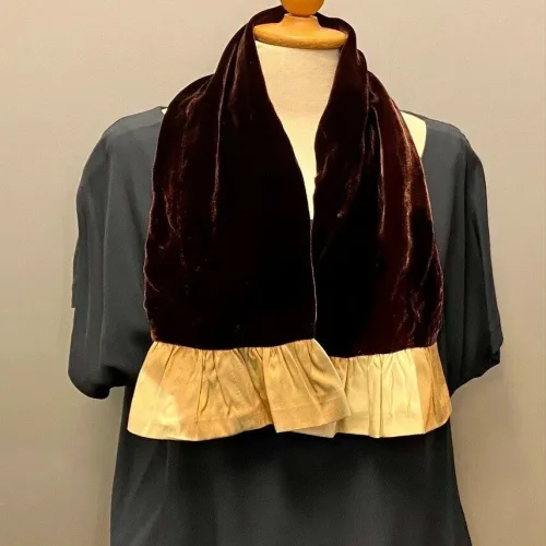 Kort Silkevelour tørklæde med flæse Brunt, mørkebrunt, lilla, olivengrønt, brunt, gyldenbrunt, rust, guldfarvet, feminin, smart, praktisk, klasse, Kort Silkevelour tørklæde med flæse Mørkeblåt, kort, silketørklæde, silkevelour, velourtørklæde, blødt, lækkert, luksus, supersoft, blødt mod halsen, kradser, ikke, lille, feminint, thaisilke, velourtørklæde, flæser, flæsekant, vendbart, biti, ribe, unika, kunsthåndværk, eksklusivt, tilbud, billigt, one of a kind, specielt, biti, ribe, vadehavet, nationalpark, domkirken,