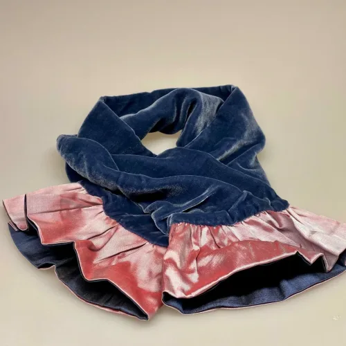 Kort Silkevelour tørklæde med flæse Lilla, rosa, lavendel, violblå, Kort Silkevelour tørklæde med flæse, kort, silketørklæde, silkevelour, velourtørklæde, blødt, lækkert, luksus, supersoft, blødt mod halsen, kradser, ikke, lille, feminint, thaisilke, velourtørklæde, flæser, flæsekant, vendbart, biti, ribe, unika, kunsthåndværk, eksklusivt, tilbud, billigt, one of a kind, specielt, biti, ribe, vadehavet, nationalpark, domkirken,