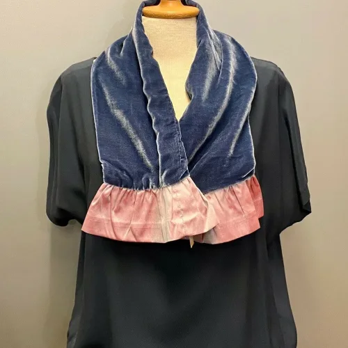 Kort Silkevelour tørklæde med flæse Lilla, rosa, lavendel, violblå, Kort Silkevelour tørklæde med flæse, kort, silketørklæde, silkevelour, velourtørklæde, blødt, lækkert, luksus, supersoft, blødt mod halsen, kradser, ikke, lille, feminint, thaisilke, velourtørklæde, flæser, flæsekant, vendbart, biti, ribe, unika, kunsthåndværk, eksklusivt, tilbud, billigt, one of a kind, specielt, biti, ribe, vadehavet, nationalpark, domkirken,