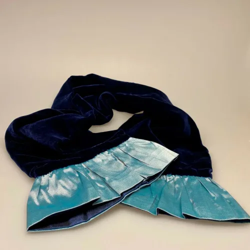 Kort Silkevelour tørklæde med flæse Mørkeblåt, kort, silketørklæde, silkevelour, velourtørklæde, blødt, lækkert, luksus, supersoft, blødt mod halsen, kradser, ikke, lille, feminint, thaisilke, velourtørklæde, flæser, flæsekant, vendbart, biti, ribe, unika, kunsthåndværk, eksklusivt, tilbud, billigt, one of a kind, specielt, biti, ribe, vadehavet, nationalpark, domkirken,