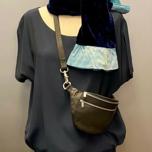 Kort Silkevelour tørklæde med flæse Mørkeblåt, kort, silketørklæde, silkevelour, velourtørklæde, blødt, lækkert, luksus, supersoft, blødt mod halsen, kradser, ikke, lille, feminint, thaisilke, velourtørklæde, flæser, flæsekant, vendbart, biti, ribe, unika, kunsthåndværk, eksklusivt, tilbud, billigt, one of a kind, specielt, biti, ribe, vadehavet, nationalpark, domkirken,