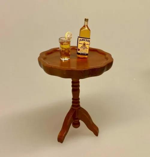 Miniature Flaske med Jameson Whisky, irish, coffee, irsk kaffe, irsk whisky, whiskey, jamesons, flaske, dukkehus, dukkehusting, minibar, dukkestue, tilbehør, ting til, nisser, nissebo, nissehus, dukkehuset, sætterkassen, sangskjuler, alkohol, de voksnes rækker, on the rocks, drinks, sjus, sjusser, herreværelse, konfirmation, tale, symbolsk, fødselsdag, bryllup, biti, ribe, sættrekasse, sættekasse, 1:12, miniaturer