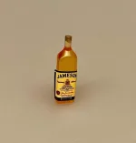 Miniature Flaske med Jameson Whisky, irish, coffee, irsk kaffe, irsk whisky, whiskey, jamesons, flaske, dukkehus, dukkehusting, minibar, dukkestue, tilbehør, ting til, nisser, nissebo, nissehus, dukkehuset, sætterkassen, sangskjuler, alkohol, de voksnes rækker, on the rocks, drinks, sjus, sjusser, herreværelse, konfirmation, tale, symbolsk, fødselsdag, bryllup, biti, ribe, sættrekasse, sættekasse, 1:12, miniaturer