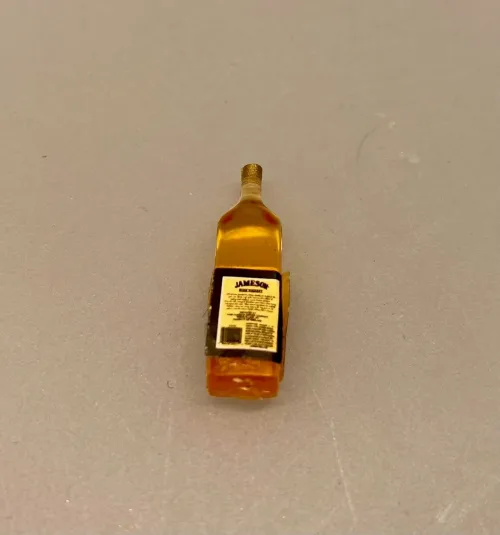 Miniature Flaske med Jameson Whisky, irish, coffee, irsk kaffe, irsk whisky, whiskey, jamesons, flaske, dukkehus, dukkehusting, minibar, dukkestue, tilbehør, ting til, nisser, nissebo, nissehus, dukkehuset, sætterkassen, sangskjuler, alkohol, de voksnes rækker, on the rocks, drinks, sjus, sjusser, herreværelse, konfirmation, tale, symbolsk, fødselsdag, bryllup, biti, ribe, sættrekasse, sættekasse, 1:12, miniaturer