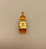 Miniature Flaske med Jameson Whisky, irish, coffee, irsk kaffe, irsk whisky, whiskey, jamesons, flaske, dukkehus, dukkehusting, minibar, dukkestue, tilbehør, ting til, nisser, nissebo, nissehus, dukkehuset, sætterkassen, sangskjuler, alkohol, de voksnes rækker, on the rocks, drinks, sjus, sjusser, herreværelse, konfirmation, tale, symbolsk, fødselsdag, bryllup, biti, ribe, sættrekasse, sættekasse, 1:12, miniaturer