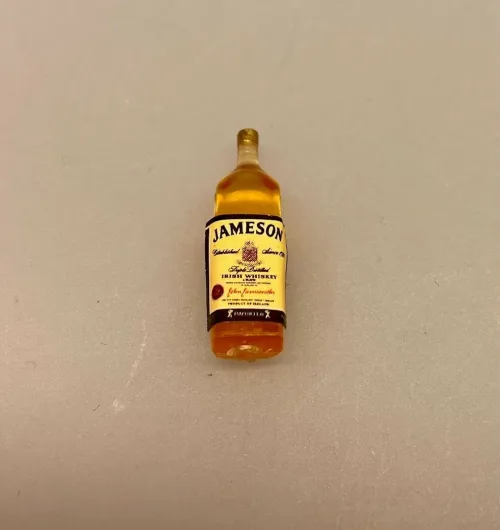 Miniature Flaske med Jameson Whisky, irish, coffee, irsk kaffe, irsk whisky, whiskey, jamesons, flaske, dukkehus, dukkehusting, minibar, dukkestue, tilbehør, ting til, nisser, nissebo, nissehus, dukkehuset, sætterkassen, sangskjuler, alkohol, de voksnes rækker, on the rocks, drinks, sjus, sjusser, herreværelse, konfirmation, tale, symbolsk, fødselsdag, bryllup, biti, ribe, sættrekasse, sættekasse, 1:12, miniaturer