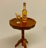 Miniature Flaske med Old Grand Dad Whisky , Miniature Flaske med Jameson Whisky, irish, coffee, irsk kaffe, irsk whisky, whiskey, jamesons, flaske, dukkehus, dukkehusting, minibar, dukkestue, tilbehør, ting til, nisser, nissebo, nissehus, dukkehuset, sætterkassen, sangskjuler, alkohol, de voksnes rækker, on the rocks, drinks, sjus, sjusser, herreværelse, konfirmation, tale, symbolsk, fødselsdag, bryllup, biti, ribe, sættrekasse, sættekasse, 1:12, miniaturer
