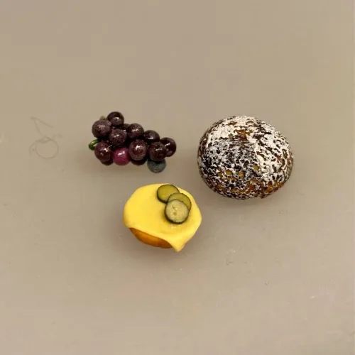 Miniature Bolle med ost og agurk, BMO, Miniature Fransk ost i to stykker, miniature mad, mini, ost, fransk ost, la gryere, la rustique, minimad, dukkehus, dukkehusmad, til dukkehuset, nissebo, nissemad, nissedør, til nisser, sætterkasse, sættekasse, til, sætterkassen, dukkestuen, dukkestue, sangskjuler, elsker ost, osteelsker, gavekort, symbolsk, speciel, tale, gimmick, biti, ribe