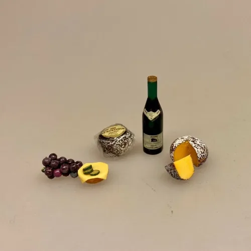 Miniature Bolle med ost og agurk, BMO, Miniature Fransk ost i to stykker, miniature mad, mini, ost, fransk ost, la gryere, la rustique, minimad, dukkehus, dukkehusmad, til dukkehuset, nissebo, nissemad, nissedør, til nisser, sætterkasse, sættekasse, til, sætterkassen, dukkestuen, dukkestue, sangskjuler, elsker ost, osteelsker, gavekort, symbolsk, speciel, tale, gimmick, biti, ribe