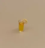 Miniature Glas med Citronvand, glas, citron, citronvand, lemon, citronskive, bar, bartender, deink, drinks, sangskjuler, sjov, dukkehusting, dukkehus, dukkehuset, tilbehør til, ting til, nisser, tale, konfirmation, gavekort, symbolsk, dukkestue, dukkerestaurant, cafe, dukketing, miniature, miniaturer, dukkemad, dukkehusmad, minimad, sætterkasse, sættekasse, sætterkassen, sætterkasseting, 1:12, biti, ribe, samlere, birgitte frigast nisser, nissedør, nissebo, nissehus, nissetilbehør,