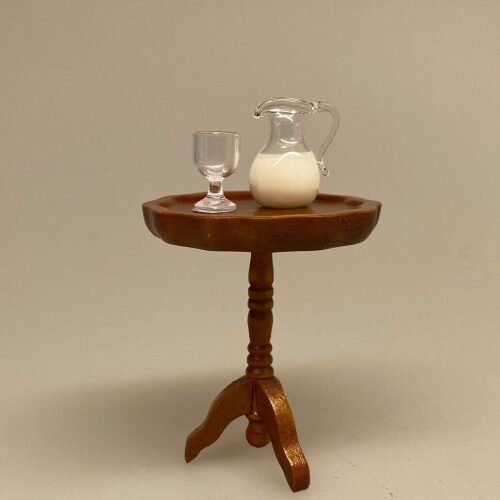 Miniature Glaskande med mælk, frisk, komælk, mælkekande, køkken, dukkehus, dukkestue, bonde, almue, på landet, landkøkken, glaskande, miniaturer, dukkehusting, dukkehustilbehør, ting til, tilbehør, sætterkasse sættekasse, amagerhylde, nisser, nissehue, nisssebo, birgitte frigast nisser,