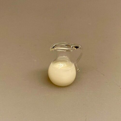 Miniature Glaskande med mælk, frisk, komælk, mælkekande, køkken, dukkehus, dukkestue, bonde, almue, på landet, landkøkken, glaskande, miniaturer, dukkehusting, dukkehustilbehør, ting til, tilbehør, sætterkasse sættekasse, amagerhylde, nisser, nissehue, nisssebo, birgitte frigast nisser,