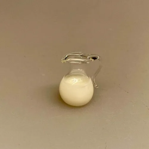 Miniature Glaskande med mælk, frisk, komælk, mælkekande, køkken, dukkehus, dukkestue, bonde, almue, på landet, landkøkken, glaskande, miniaturer, dukkehusting, dukkehustilbehør, ting til, tilbehør, sætterkasse sættekasse, amagerhylde, nisser, nissehue, nisssebo, birgitte frigast nisser,