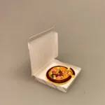 Miniature Pizza i æske, pizza, pizzaæske, fastfood, junk, junkfood, gavekort, takeaway, streetfood, italiensk, dukkehus, dukkehusmad, dukkehusting, ting til, tilbehør, nisser, dukker, dukkestue, sætterkasse, sættekasse, sætterkassen, sangskjuler, bryllup, fødselsdag, tale, konfirmation, sjov, symbolsk, sangskjuler, mad, minimad, miniature, mc donalds, burgerking, biti, ribe