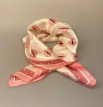 Silketørklæde Bandana Creme med Rosa kys, TC, SL, 1704, 53, 4, lyst, feminint, lille, i halsen, om halen, smart, lækkert, cool, moderne, fed, silke, ren, satin, silkesatin, kyssemunde, læber, rosa, lyserødt,piget, girly, pin up, chick, kvadratisk, firkantet, biti, ribe