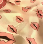 Silketørklæde Bandana Creme med Rosa kys, TC, SL, 1704, 53, 4, lyst, feminint, lille, i halsen, om halen, smart, lækkert, cool, moderne, fed, silke, ren, satin, silkesatin, kyssemunde, læber, rosa, lyserødt,piget, girly, pin up, chick, kvadratisk, firkantet, biti, ribe