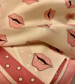 Silketørklæde Bandana Creme med Rosa kys, TC, SL, 1704, 53, 4, lyst, feminint, lille, i halsen, om halen, smart, lækkert, cool, moderne, fed, silke, ren, satin, silkesatin, kyssemunde, læber, rosa, lyserødt,piget, girly, pin up, chick, kvadratisk, firkantet, biti, ribe
