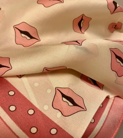 Silketørklæde Bandana Creme med Rosa kys, TC, SL, 1704, 53, 4, lyst, feminint, lille, i halsen, om halen, smart, lækkert, cool, moderne, fed, silke, ren, satin, silkesatin, kyssemunde, læber, rosa, lyserødt,piget, girly, pin up, chick, kvadratisk, firkantet, biti, ribe