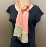 Silketørklæde 1211 med Broderi og pynt - Rosa Grå, lyserød, rosa, røllike, mælkebøtte, skærmblomst, silke, broderet, broderi, blomster, flora, palietter, pailetter, perler, feminint, gave, gaveide, ældre, dame, gråt hår, nydeligt, lækkert, specielt, kvalitet, blød, varmt, luner, fint, sarte farver, delikat, diskret, nydeligt, klædeligt, stola, festligt, festtøj, over skuldrene, galla, bryllup, biti, ribe, silketørklæde