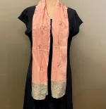 Silketørklæde 1211 med Broderi og pynt - Rosa Grå, lyserød, rosa, røllike, mælkebøtte, skærmblomst, silke, broderet, broderi, blomster, flora, palietter, pailetter, perler, feminint, gave, gaveide, ældre, dame, gråt hår, nydeligt, lækkert, specielt, kvalitet, blød, varmt, luner, fint, sarte farver, delikat, diskret, nydeligt, klædeligt, stola, festligt, festtøj, over skuldrene, galla, bryllup, biti, ribe, silketørklæde