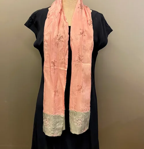 Silketørklæde 1211 med Broderi og pynt - Rosa Grå, lyserød, rosa, røllike, mælkebøtte, skærmblomst, silke, broderet, broderi, blomster, flora, palietter, pailetter, perler, feminint, gave, gaveide, ældre, dame, gråt hår, nydeligt, lækkert, specielt, kvalitet, blød, varmt, luner, fint, sarte farver, delikat, diskret, nydeligt, klædeligt, stola, festligt, festtøj, over skuldrene, galla, bryllup, biti, ribe, silketørklæde