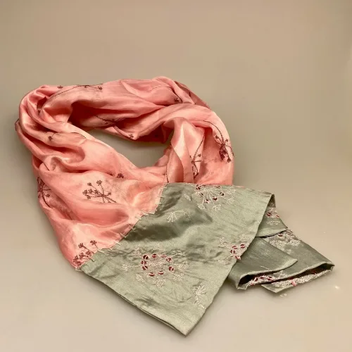 Silketørklæde 1211 med Broderi og pynt - Rosa Grå, lyserød, rosa, røllike, mælkebøtte, skærmblomst, silke, broderet, broderi, blomster, flora, palietter, pailetter, perler, feminint, gave, gaveide, ældre, dame, gråt hår, nydeligt, lækkert, specielt, kvalitet, blød, varmt, luner, fint, sarte farver, delikat, diskret, nydeligt, klædeligt, stola, festligt, festtøj, over skuldrene, galla, bryllup, biti, ribe, silketørklæde