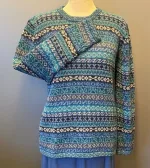 Suri Alpaka pullover Puno blå grå, pullover, trøje, damepullover, damestrik, strik, alpaka, alpakastrik, alpakatrøje, alpaca, alpacauld, alpacastrik, alpacatrøje, over hovedet, varm, lækker, luksus, luksuriøs, eksklusiv, kasmir, kashmir, cashmere, lama, lamauld, peru, peruviansk, håndarbejde, mønsterstrik, mønster, striber, hønsestrik, blå, turkis, grå, denimblå, gråblå, havfarver, blød, silkeagtig, biti, ribe, vadehavet, nationalpark, nyhed, forår, 2021, smart, tidsløs, klassisk, speciel, særlig, usædvanlig, kvalitet,