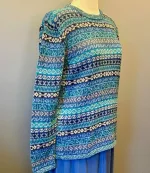 Suri Alpaka pullover Puno blå grå, pullover, trøje, damepullover, damestrik, strik, alpaka, alpakastrik, alpakatrøje, alpaca, alpacauld, alpacastrik, alpacatrøje, over hovedet, varm, lækker, luksus, luksuriøs, eksklusiv, kasmir, kashmir, cashmere, lama, lamauld, peru, peruviansk, håndarbejde, mønsterstrik, mønster, striber, hønsestrik, blå, turkis, grå, denimblå, gråblå, havfarver, blød, silkeagtig, biti, ribe, vadehavet, nationalpark, nyhed, forår, 2021, smart, tidsløs, klassisk, speciel, særlig, usædvanlig, kvalitet,