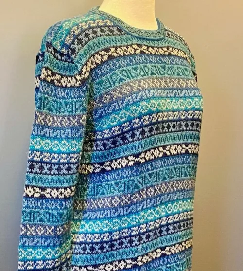 Suri Alpaka pullover Puno blå grå, pullover, trøje, damepullover, damestrik, strik, alpaka, alpakastrik, alpakatrøje, alpaca, alpacauld, alpacastrik, alpacatrøje, over hovedet, varm, lækker, luksus, luksuriøs, eksklusiv, kasmir, kashmir, cashmere, lama, lamauld, peru, peruviansk, håndarbejde, mønsterstrik, mønster, striber, hønsestrik, blå, turkis, grå, denimblå, gråblå, havfarver, blød, silkeagtig, biti, ribe, vadehavet, nationalpark, nyhed, forår, 2021, smart, tidsløs, klassisk, speciel, særlig, usædvanlig, kvalitet,