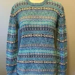 Suri Alpaka pullover Puno blå grå, pullover, trøje, damepullover, damestrik, strik, alpaka, alpakastrik, alpakatrøje, alpaca, alpacauld, alpacastrik, alpacatrøje, over hovedet, varm, lækker, luksus, luksuriøs, eksklusiv, kasmir, kashmir, cashmere, lama, lamauld, peru, peruviansk, håndarbejde, mønsterstrik, mønster, striber, hønsestrik, blå, turkis, grå, denimblå, gråblå, havfarver, blød, silkeagtig, biti, ribe, vadehavet, nationalpark, nyhed, forår, 2021, smart, tidsløs, klassisk, speciel, særlig, usædvanlig, kvalitet,