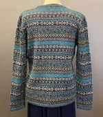 Suri Alpaka pullover Puno blå grå, pullover, trøje, damepullover, damestrik, strik, alpaka, alpakastrik, alpakatrøje, alpaca, alpacauld, alpacastrik, alpacatrøje, over hovedet, varm, lækker, luksus, luksuriøs, eksklusiv, kasmir, kashmir, cashmere, lama, lamauld, peru, peruviansk, håndarbejde, mønsterstrik, mønster, striber, hønsestrik, blå, turkis, grå, denimblå, gråblå, havfarver, blød, silkeagtig, biti, ribe, vadehavet, nationalpark, nyhed, forår, 2021, smart, tidsløs, klassisk, speciel, særlig, usædvanlig, kvalitet,