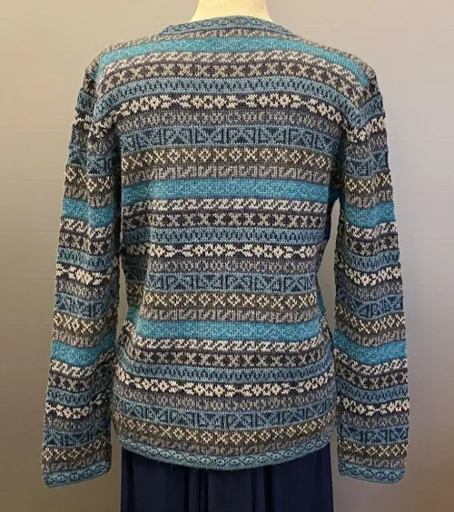 Suri Alpaka pullover Puno blå grå, pullover, trøje, damepullover, damestrik, strik, alpaka, alpakastrik, alpakatrøje, alpaca, alpacauld, alpacastrik, alpacatrøje, over hovedet, varm, lækker, luksus, luksuriøs, eksklusiv, kasmir, kashmir, cashmere, lama, lamauld, peru, peruviansk, håndarbejde, mønsterstrik, mønster, striber, hønsestrik, blå, turkis, grå, denimblå, gråblå, havfarver, blød, silkeagtig, biti, ribe, vadehavet, nationalpark, nyhed, forår, 2021, smart, tidsløs, klassisk, speciel, særlig, usædvanlig, kvalitet,
