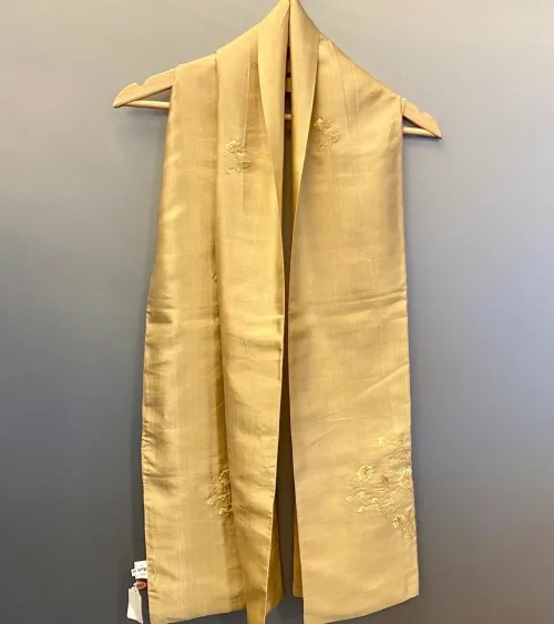 Tørklæde dobbelt thaisilke med broderi - Beige, sandfarvet, æggeskalsfarvet, champagnefarvet, natur, kornfarvet, håndbroderet, blomster, broderi, dobbelt, thaisilke, fed silke, ren silke, eksklusivt, elegant, stola, fest, festtilbehør, sjal, lækkert, kvalitet, limited edition, unika, begrænset oplag, neutralt, flot, luksus, gaveide, tilbud, value for money, mærkevarer, biti, ribe, vadehavet, nationalpark, louis vuitton felice,