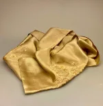 Tørklæde dobbelt thaisilke med broderi - Beige, sandfarvet, æggeskalsfarvet, champagnefarvet, natur, kornfarvet, håndbroderet, blomster, broderi, dobbelt, thaisilke, fed silke, ren silke, eksklusivt, elegant, stola, fest, festtilbehør, sjal, lækkert, kvalitet, limited edition, unika, begrænset oplag, neutralt, flot, luksus, gaveide, tilbud, value for money, mærkevarer, biti, ribe, vadehavet, nationalpark, louis vuitton felice,