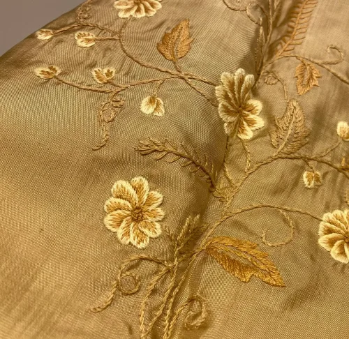 Tørklæde dobbelt thaisilke med broderi - Beige, sandfarvet, æggeskalsfarvet, champagnefarvet, natur, kornfarvet, håndbroderet, blomster, broderi, dobbelt, thaisilke, fed silke, ren silke, eksklusivt, elegant, stola, fest, festtilbehør, sjal, lækkert, kvalitet, limited edition, unika, begrænset oplag, neutralt, flot, luksus, gaveide, tilbud, value for money, mærkevarer, biti, ribe, vadehavet, nationalpark, louis vuitton felice,