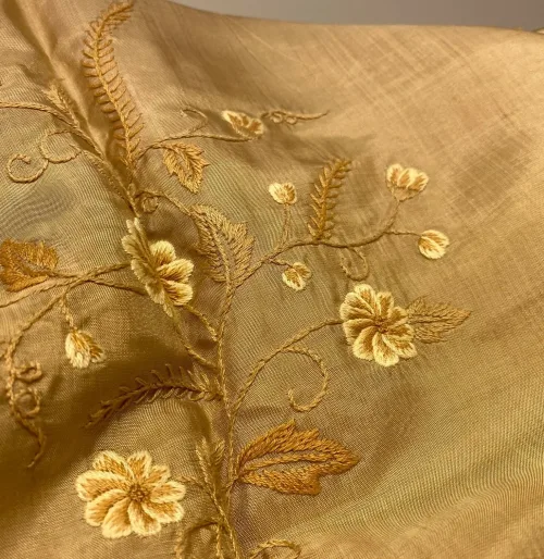 Tørklæde dobbelt thaisilke med broderi - Beige, sandfarvet, æggeskalsfarvet, champagnefarvet, natur, kornfarvet, håndbroderet, blomster, broderi, dobbelt, thaisilke, fed silke, ren silke, eksklusivt, elegant, stola, fest, festtilbehør, sjal, lækkert, kvalitet, limited edition, unika, begrænset oplag, neutralt, flot, luksus, gaveide, tilbud, value for money, mærkevarer, biti, ribe, vadehavet, nationalpark, louis vuitton felice,
