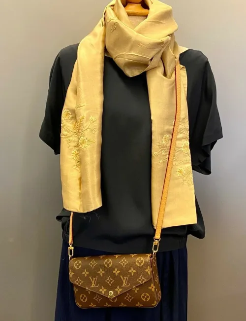 Tørklæde dobbelt thaisilke med broderi - Beige, sandfarvet, æggeskalsfarvet, champagnefarvet, natur, kornfarvet, håndbroderet, blomster, broderi, dobbelt, thaisilke, fed silke, ren silke, eksklusivt, elegant, stola, fest, festtilbehør, sjal, lækkert, kvalitet, limited edition, unika, begrænset oplag, neutralt, flot, luksus, gaveide, tilbud, value for money, mærkevarer, biti, ribe, vadehavet, nationalpark, louis vuitton felice,