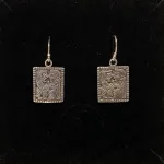 Vikinge Ørehængere i sølv - Guldgubbe kys, kys, kærlighed, kærlighedsamulet, held i kærlighed, morgengave, bryllup, forlovelse, valentinesgave, guldgubbe, elskende, vikingesmykker, vikinger, vikingefund, ribe, guldskat, øreringe, ørehængere, firkantede, plader, mønter, museumssmykke, museumssmykker, oldtiden, gamle guder, nordiske guder, nordisk, mytologi, myter, aser, asatro, solen, sølv, ægte sølv, sterling sølv, sølvsmykker, sølvøreringe, hængere, lange øreringe, biti, ribe, domkirken, vadehavet, vadehavscenteret, vikingemuseum, vikingeby, vikinger ansgar