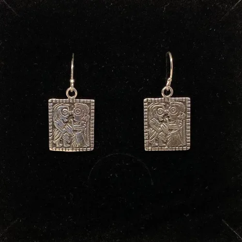 Vikinge Ørehængere i sølv - Guldgubbe kys, kys, kærlighed, kærlighedsamulet, held i kærlighed, morgengave, bryllup, forlovelse, valentinesgave, guldgubbe, elskende, vikingesmykker, vikinger, vikingefund, ribe, guldskat, øreringe, ørehængere, firkantede, plader, mønter, museumssmykke, museumssmykker, oldtiden, gamle guder, nordiske guder, nordisk, mytologi, myter, aser, asatro, solen, sølv, ægte sølv, sterling sølv, sølvsmykker, sølvøreringe, hængere, lange øreringe, biti, ribe, domkirken, vadehavet, vadehavscenteret, vikingemuseum, vikingeby, vikinger ansgar