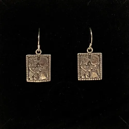 Vikinge Ørehængere i sølv - Guldgubbe kys, kys, kærlighed, kærlighedsamulet, held i kærlighed, morgengave, bryllup, forlovelse, valentinesgave, guldgubbe, elskende, vikingesmykker, vikinger, vikingefund, ribe, guldskat, øreringe, ørehængere, firkantede, plader, mønter, museumssmykke, museumssmykker, oldtiden, gamle guder, nordiske guder, nordisk, mytologi, myter, aser, asatro, solen, sølv, ægte sølv, sterling sølv, sølvsmykker, sølvøreringe, hængere, lange øreringe, biti, ribe, domkirken, vadehavet, vadehavscenteret, vikingemuseum, vikingeby, vikinger ansgar