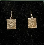 Vikinge Ørehængere i sølv - Guldgubbe kys, kys, kærlighed, kærlighedsamulet, held i kærlighed, morgengave, bryllup, forlovelse, valentinesgave, guldgubbe, elskende, vikingesmykker, vikinger, vikingefund, ribe, guldskat, øreringe, ørehængere, firkantede, plader, mønter, museumssmykke, museumssmykker, oldtiden, gamle guder, nordiske guder, nordisk, mytologi, myter, aser, asatro, solen, sølv, ægte sølv, sterling sølv, sølvsmykker, sølvøreringe, hængere, lange øreringe, biti, ribe, domkirken, vadehavet, vadehavscenteret, vikingemuseum, vikingeby, vikinger ansgar