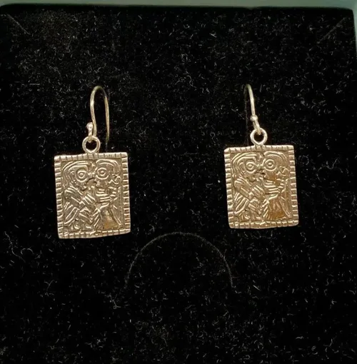 Vikinge Ørehængere i sølv - Guldgubbe kys, kys, kærlighed, kærlighedsamulet, held i kærlighed, morgengave, bryllup, forlovelse, valentinesgave, guldgubbe, elskende, vikingesmykker, vikinger, vikingefund, ribe, guldskat, øreringe, ørehængere, firkantede, plader, mønter, museumssmykke, museumssmykker, oldtiden, gamle guder, nordiske guder, nordisk, mytologi, myter, aser, asatro, solen, sølv, ægte sølv, sterling sølv, sølvsmykker, sølvøreringe, hængere, lange øreringe, biti, ribe, domkirken, vadehavet, vadehavscenteret, vikingemuseum, vikingeby, vikinger ansgar