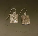 Vikinge Ørehængere i sølv - Guldgubbe kys, kys, kærlighed, kærlighedsamulet, held i kærlighed, morgengave, bryllup, forlovelse, valentinesgave, guldgubbe, elskende, vikingesmykker, vikinger, vikingefund, ribe, guldskat, øreringe, ørehængere, firkantede, plader, mønter, museumssmykke, museumssmykker, oldtiden, gamle guder, nordiske guder, nordisk, mytologi, myter, aser, asatro, solen, sølv, ægte sølv, sterling sølv, sølvsmykker, sølvøreringe, hængere, lange øreringe, biti, ribe, domkirken, vadehavet, vadehavscenteret, vikingemuseum, vikingeby, vikinger ansgar