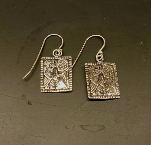 Vikinge Ørehængere i sølv - Guldgubbe kys, kys, kærlighed, kærlighedsamulet, held i kærlighed, morgengave, bryllup, forlovelse, valentinesgave, guldgubbe, elskende, vikingesmykker, vikinger, vikingefund, ribe, guldskat, øreringe, ørehængere, firkantede, plader, mønter, museumssmykke, museumssmykker, oldtiden, gamle guder, nordiske guder, nordisk, mytologi, myter, aser, asatro, solen, sølv, ægte sølv, sterling sølv, sølvsmykker, sølvøreringe, hængere, lange øreringe, biti, ribe, domkirken, vadehavet, vadehavscenteret, vikingemuseum, vikingeby, vikinger ansgar