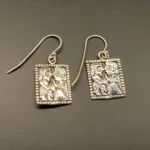 Vikinge Ørehængere i sølv - Guldgubbe kys, kys, kærlighed, kærlighedsamulet, held i kærlighed, morgengave, bryllup, forlovelse, valentinesgave, guldgubbe, elskende, vikingesmykker, vikinger, vikingefund, ribe, guldskat, øreringe, ørehængere, firkantede, plader, mønter, museumssmykke, museumssmykker, oldtiden, gamle guder, nordiske guder, nordisk, mytologi, myter, aser, asatro, solen, sølv, ægte sølv, sterling sølv, sølvsmykker, sølvøreringe, hængere, lange øreringe, biti, ribe, domkirken, vadehavet, vadehavscenteret, vikingemuseum, vikingeby, vikinger ansgar